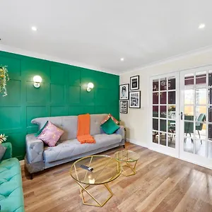 Designer House In - Hot Tub - Sleeps 10 Apartment